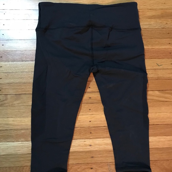 Lululemon Reveal Crop - Picture 4 of 7